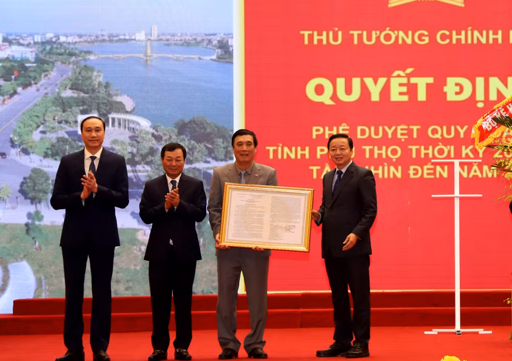 Phó Thủ tướng Trần Hồng Hà trao Quyết định phê duyệt Quy hoạch tỉnh Phú Thọ cho lãnh đạo tỉnh Phú Thọ.