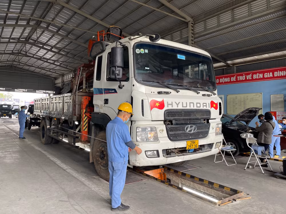 Các phương tiện được kiểm tra nghiêm ngặt các công đoạn trong quá trình đăng kiểm.