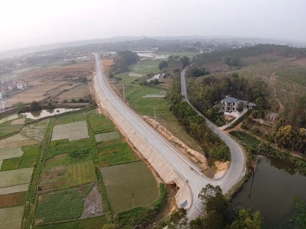 Đường liên vùng kết nối đường Hồ Chí Minh với quốc lộ 70B, quốc lộ 32C đi Yên Bái đang được các nhà thầu thi công đảm bảo tiến độ đề ra.