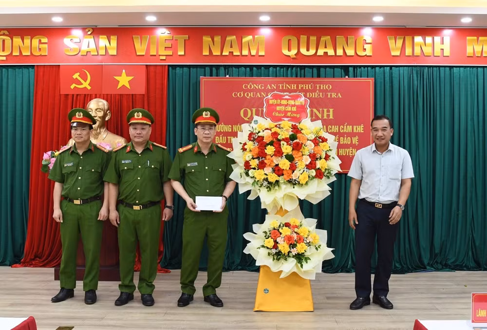 Lãnh đạo Ủy ban nhân dân huyện Cẩm Khê khen thưởng cán bộ, chiến sĩ Công an huyện Cẩm Khê có thành tích trong công tác đấu tranh phòng, chống tội phạm.