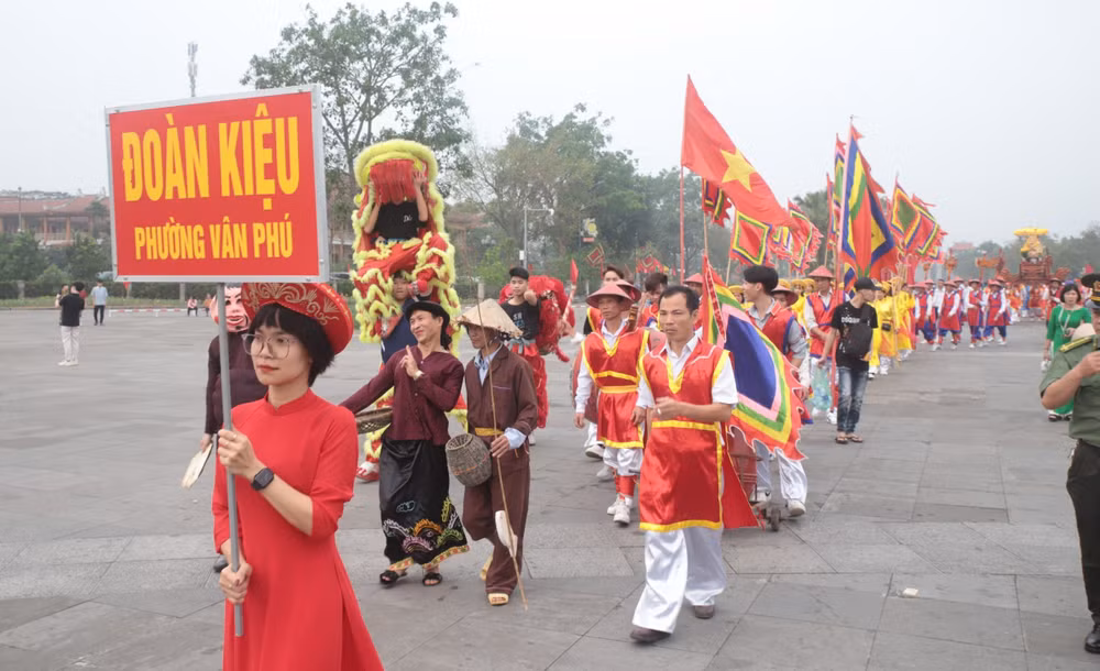 Đoàn kiệu của phường Vân Phú, thành phố Việt Trì. Đoàn kiệu của phường Vân Phú, thành phố Việt Trì.