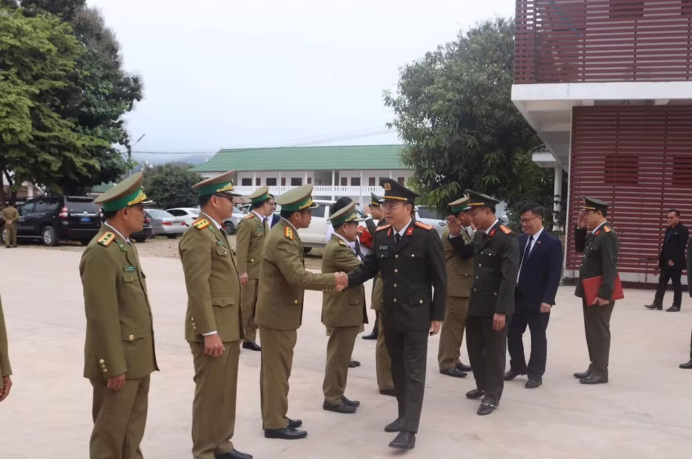 Đoàn Công an tỉnh Phú thọ thăm các đơn vị Công an tỉnh Luông Nặm Thà.