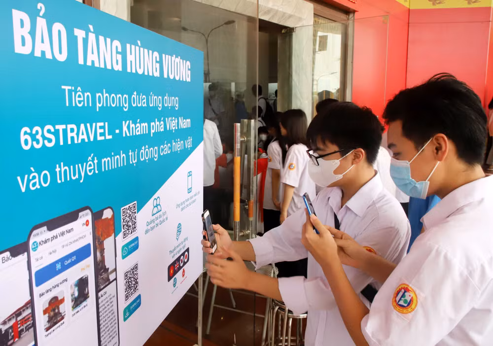 Các em học sinh tìm hiểu lịch sử văn hóa thời đại Hùng Vương qua mã QR.