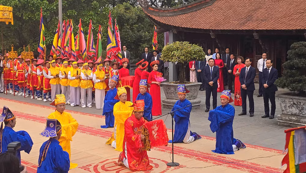 Thực hiện nghi lễ tại Lễ giỗ Đức Quốc Tổ Lạc Long Quân.