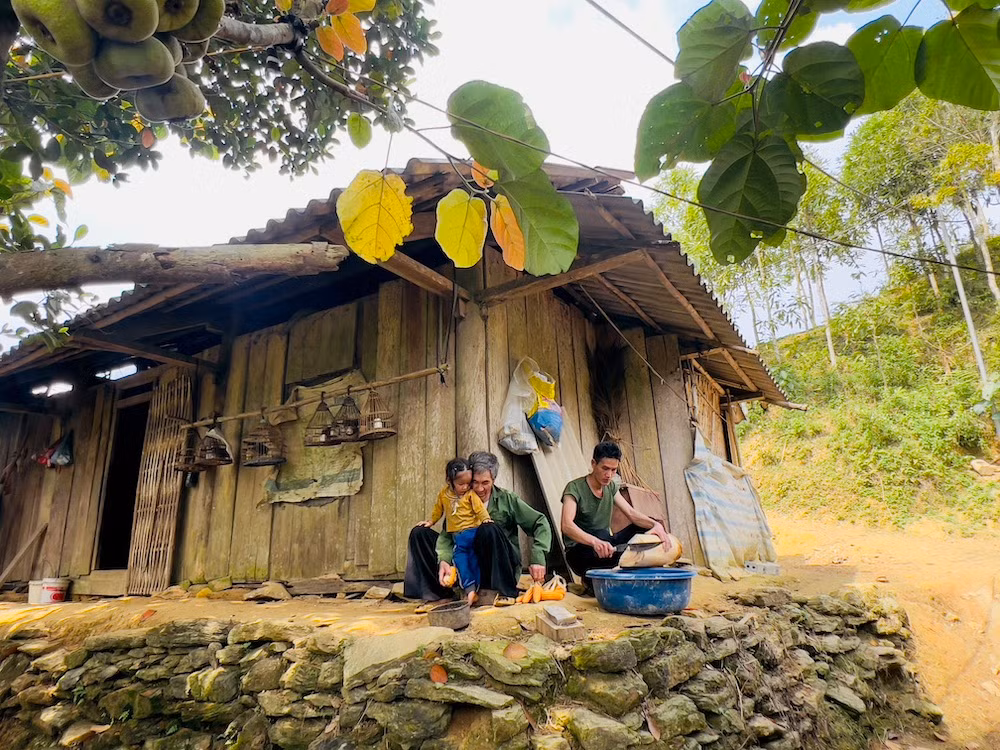 Ông Giàng Vảng Dinh cùng con, cháu trong căn nhà tạm bợ cũ. (Ảnh: MINH PHƯƠNG)
