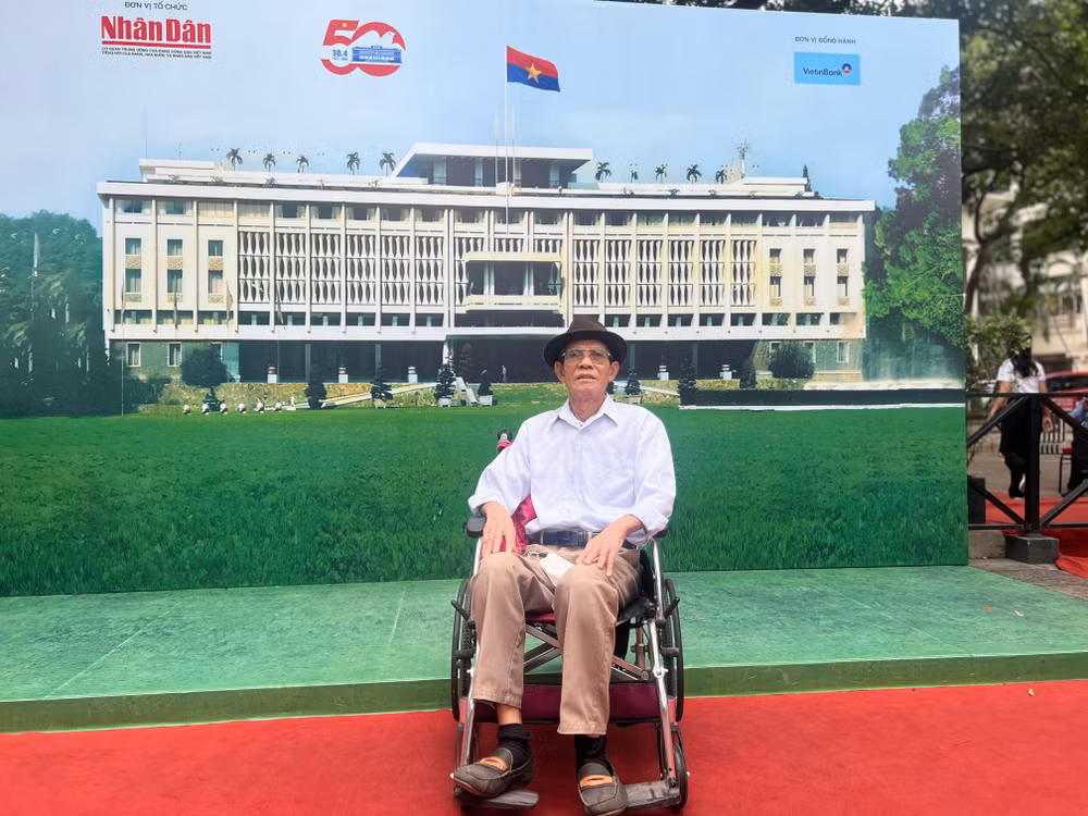 Bác Hoàng Gia Đạt năm nay hơn 80 tuổi rất xúc động khi tham quan tại Triển lãm. (Ảnh: MINH PHƯƠNG)