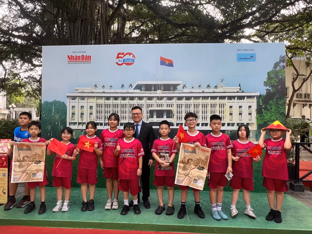 Nhóm học sinh Trường tiểu học Vinschool rất thích thú khi được chụp ảnh cùng Tổng Biên tập Báo Nhân Dân Lê Quốc Minh. (Ảnh: MINH PHƯƠNG)