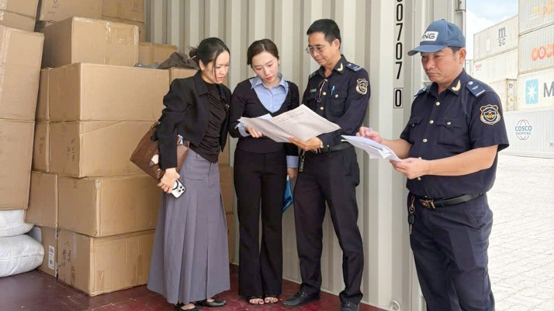 Lực lượng Hải Quan tiến hành kiểm tra số hàng hoá vi phạm. (Ảnh: Cục Hải quan)