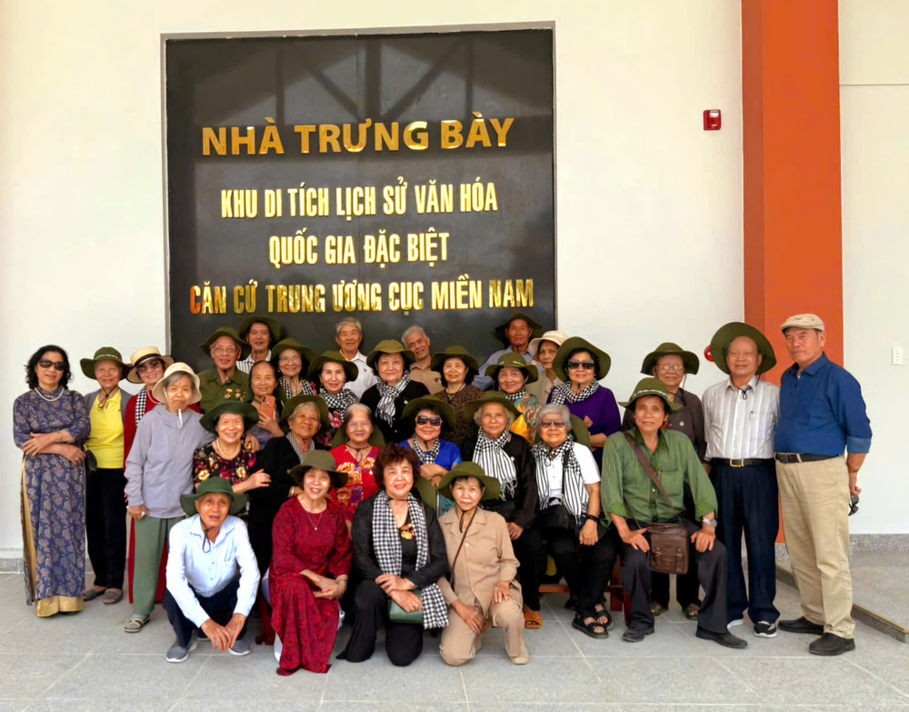 PGS, TS Nguyễn Văn Kình (ở giữa) trong chuyến về thăm Khu di tích căn cứ Trung ương Cục miền nam (Tây Ninh). PGS, TS Nguyễn Văn Kình (ở giữa) trong chuyến về thăm Khu di tích căn cứ Trung ương Cục miền nam (Tây Ninh).