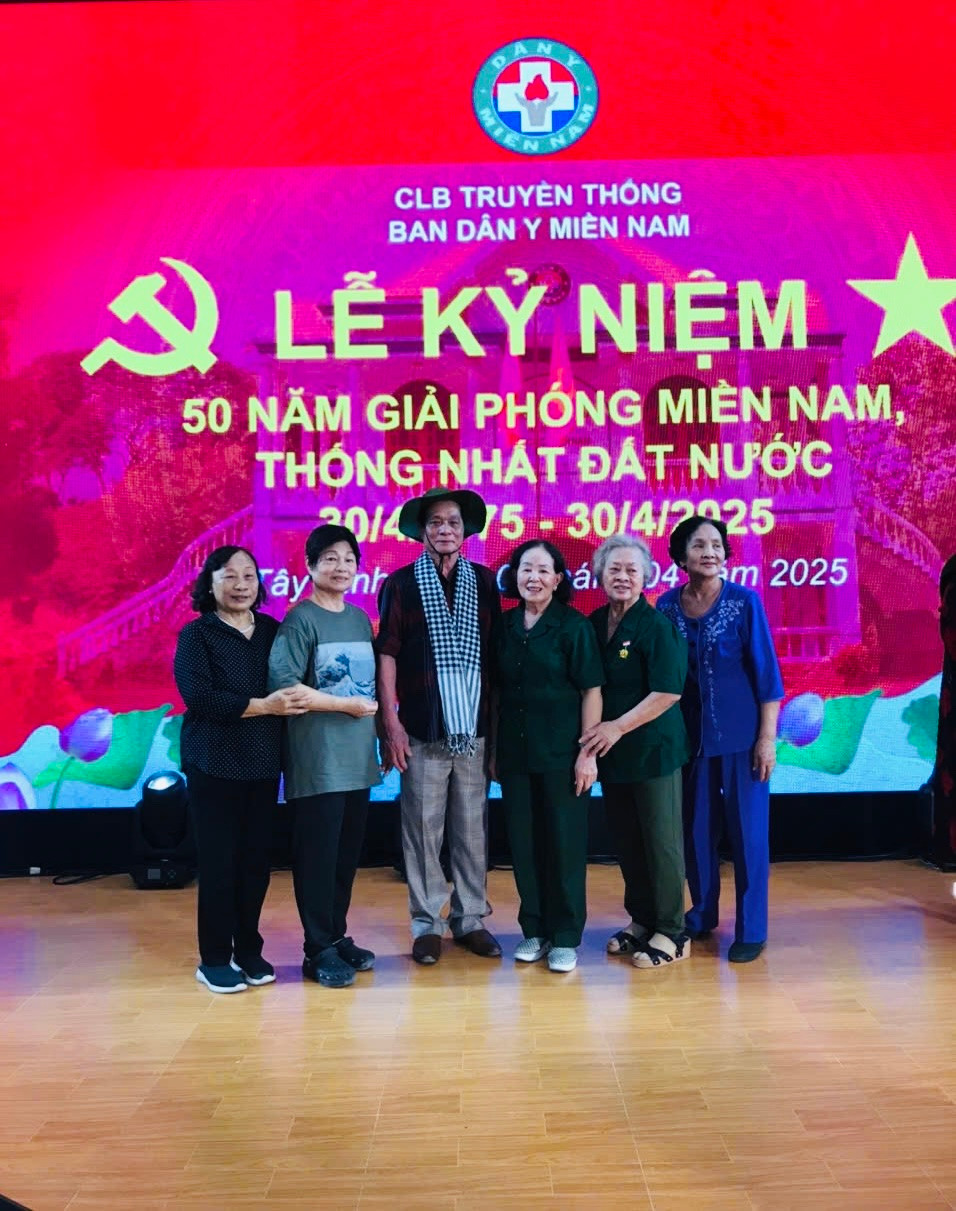 PGS, TS Nguyễn Văn Kình (ở giữa) trong chuyến về thăm Khu di tích căn cứ Trung ương Cục miền nam (Tây Ninh). PGS, TS Nguyễn Văn Kình (ở giữa) trong chuyến về thăm Khu di tích căn cứ Trung ương Cục miền nam (Tây Ninh).
