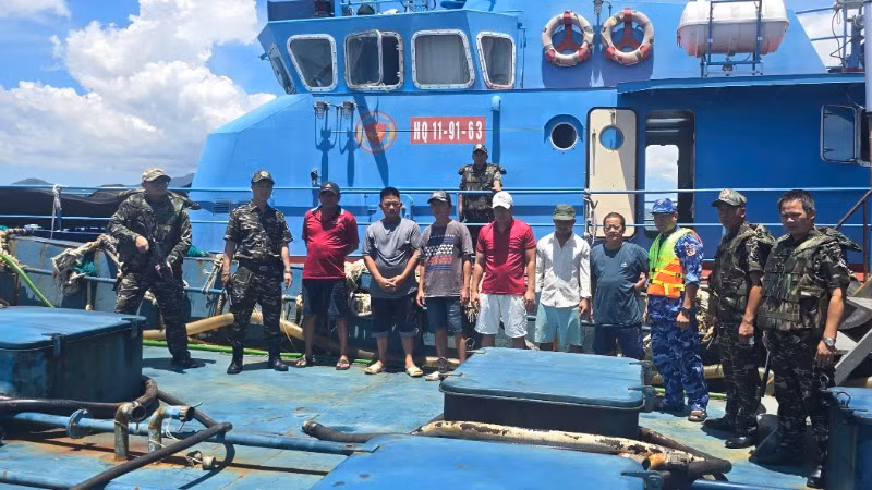 Lực lượng chức năng bắt giữ tàu cá chở 75m³ chất lỏng nghi dầu DO. (Ảnh: CHQ)
