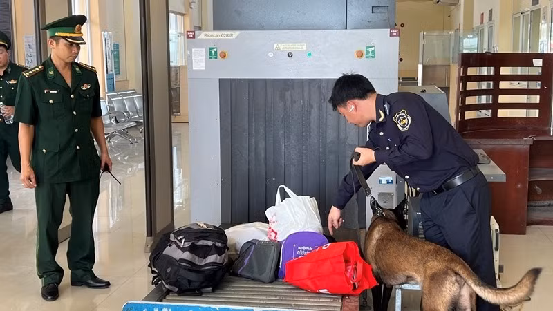 Cơ quan Hải quan là lực lượng chức năng tăng cường kiểm soát hàng hoá qua cửa khẩu. (Ảnh: MINH PHƯƠNG)