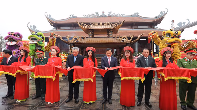 Các đại biểu cắt băng khánh thành Đền thờ Hoàng Hoa Thám cùng nghĩa quân Yên Thế.