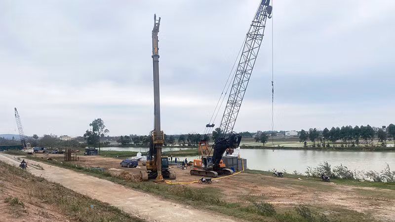 Thi công xây dựng cầu Cẩm Lý.