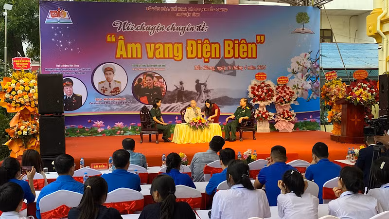 Buổi nói chuyện chuyên đề “Âm vang Điện Biên”.