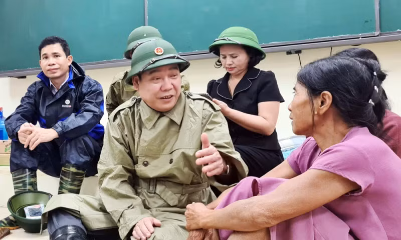 Bí thư Tỉnh ủy Bắc Giang Nguyễn Văn Gấu đến thăm người dân thôn Đa Hội, xã Hợp Thịnh phải di dời chống lũ.