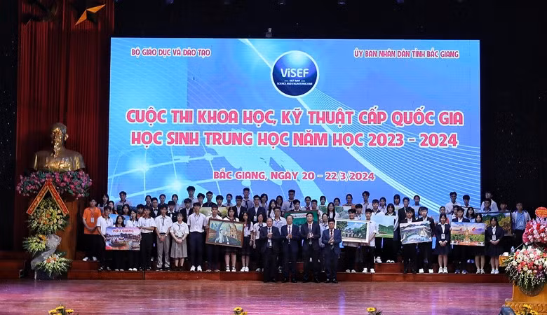 Đại diện các đội dự thi ra mắt tại Lễ khai mạc.