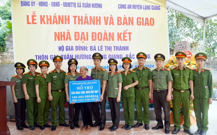 Công an huyện xây mới nhà ở cho bà Lê Thị Thành, thôn Gai, xã Xuân Hương.