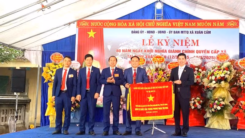 Đảng bộ và nhân dân xã Xuân Cẩm nhận Cờ thi đua của Thủ tướng Chính phủ năm 2024. 