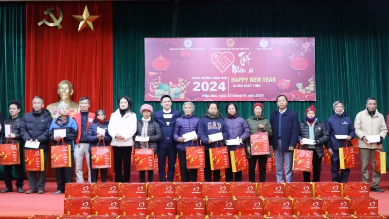 Hội Chữ thập đỏ tỉnh Bắc Giang trao quà hỗ trợ người nghèo trong tỉnh.