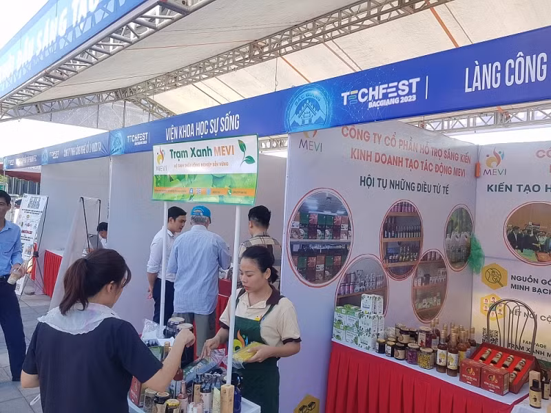 Giới thiệu sản phẩm đổi mới sáng tạo tại ngày hội.