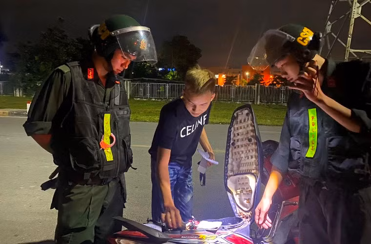 Kiểm tra hành chính đối tượng khả nghi trong đêm.