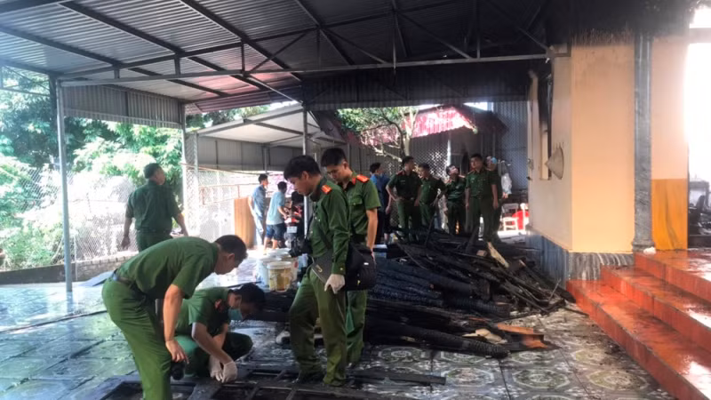 Công an huyện Lạng Giang điều tra nguyên nhân vụ cháy.