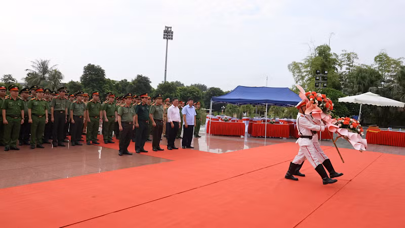 Công an tỉnh Bắc Giang báo công dâng Bác tại Khu lưu niệm Sáu điều Bác Hồ dạy Công an nhân dân.