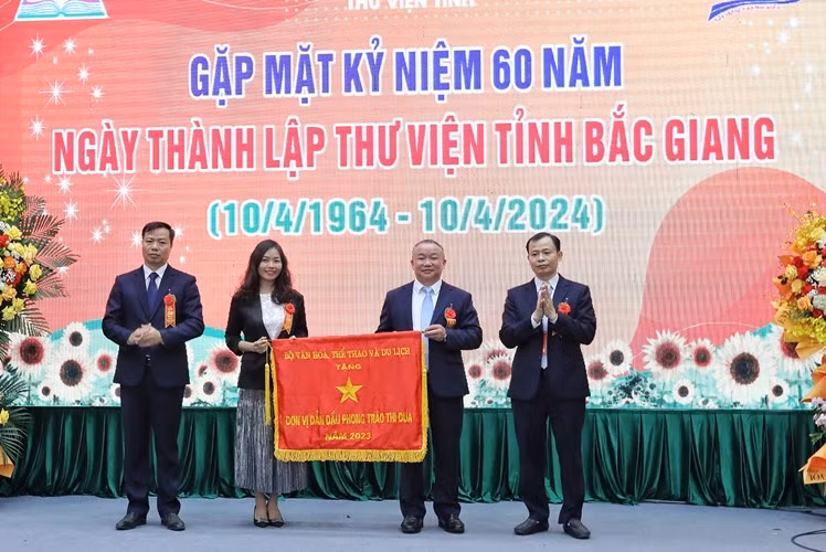 Thư viện tỉnh Bắc giang nhận Cờ thi đua của Bộ Văn hóa Thể thao và Du lịch tại lễ kỷ niệm.