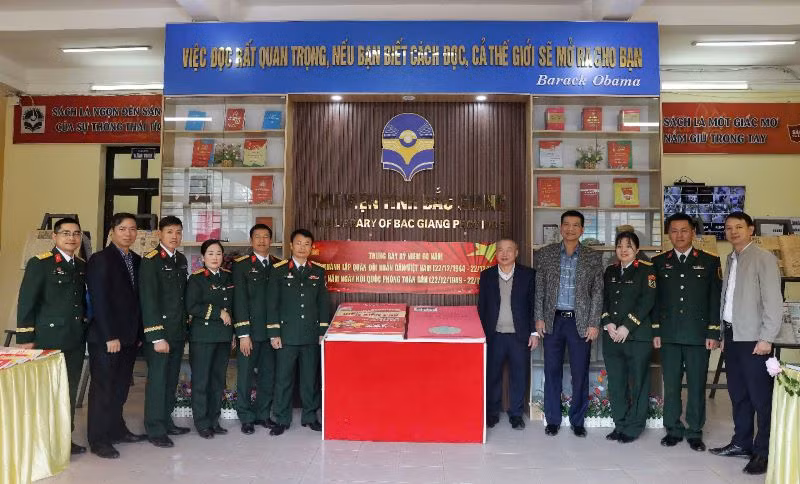 Thư viện Bắc Giang trưng bày sách kỷ niệm 80 năm Ngày thành lập Quân đội nhân dân Việt Nam (22/12/1944-22/12/2024).