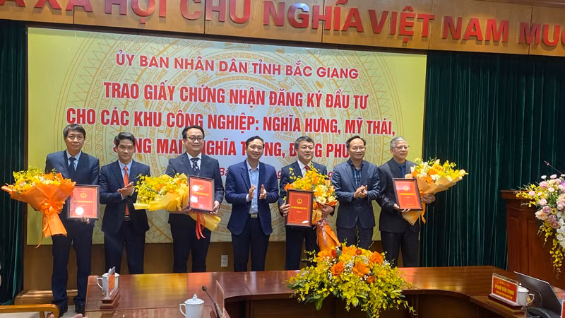Các nhà đầu tư nhận giấy chứng nhận đầu tư 4 khu công nghiệp trên địa bàn tỉnh Bắc Giang.