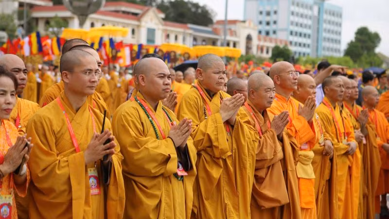 Người dân và Phật tử đợi chiêm bái xá lợi Đức Phật.