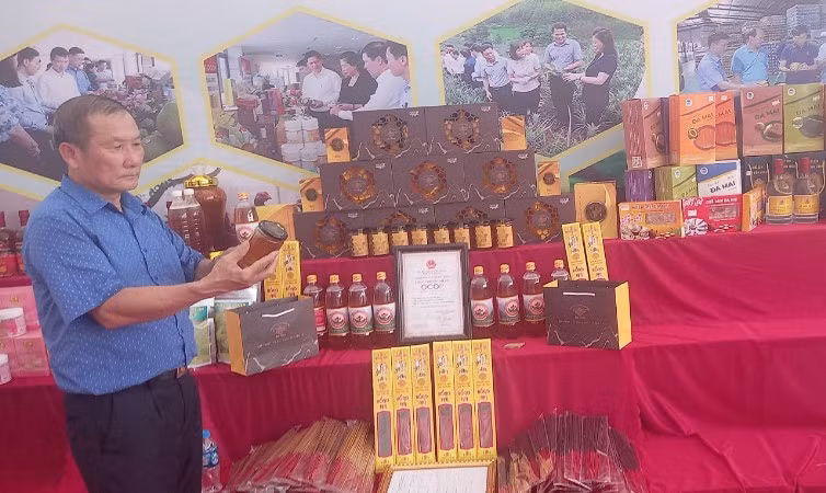 Ông Nguyễn Đức Minh bên gian trưng bày sản phẩm của Hợp tác xã.