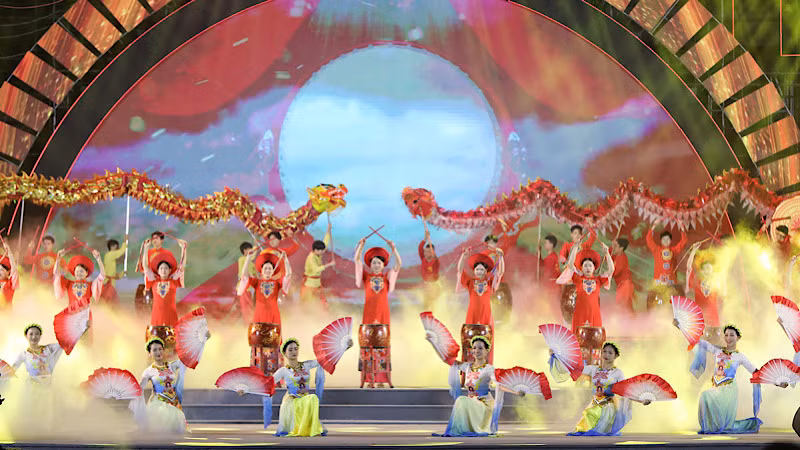 Văn nghệ chào mừng tại buổi lễ.