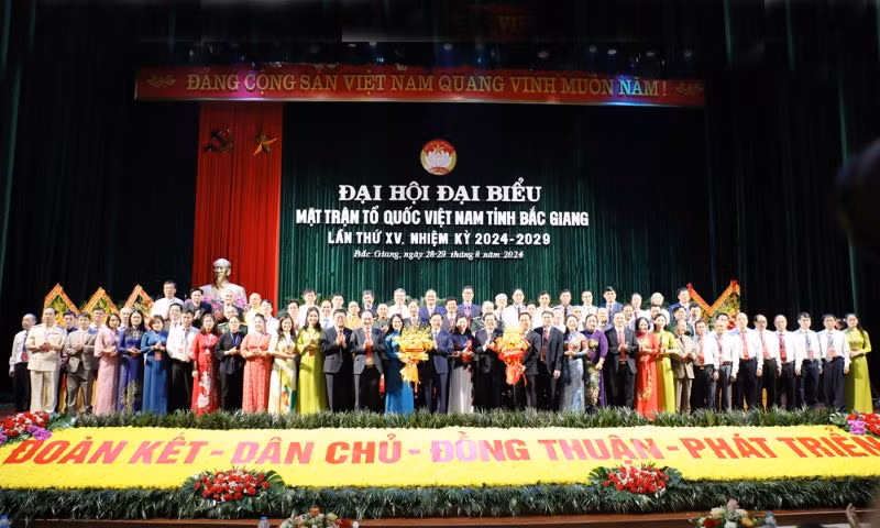 Các đồng chí lãnh đạo tặng hoa chúc mừng Ủy viên Ủy ban Mặt trận Tổ quốc Việt Nam tỉnh Bắc Giang khóa mới.