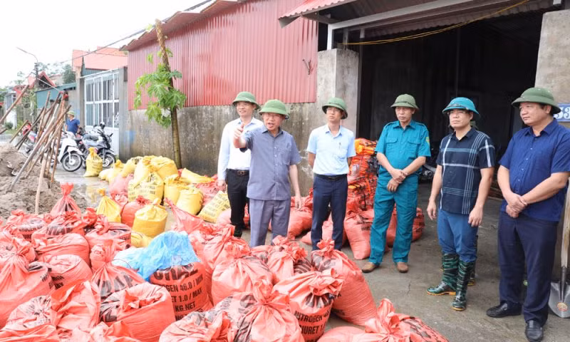 Chủ tịch UBND tỉnh Bắc Giang Lê Ánh Dương chỉ đạo công tác chống lũ tại thành phố Bắc Giang.
