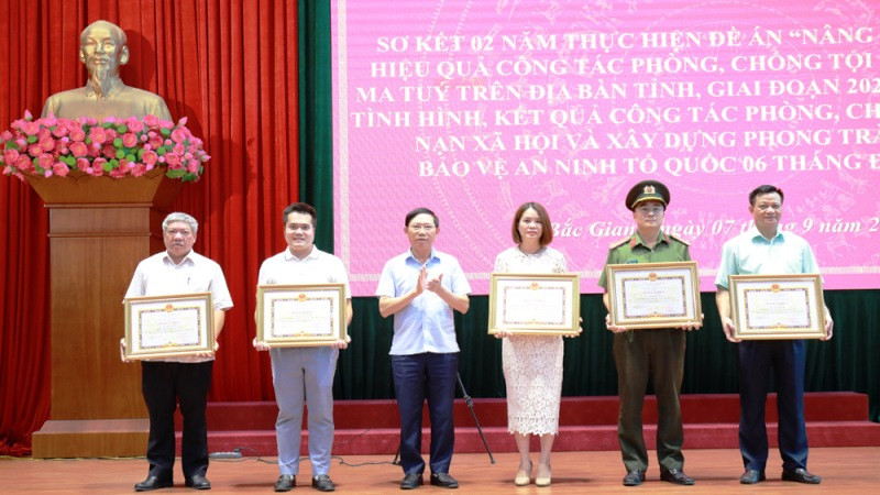 Chủ tịch tỉnh Bắc Giang Lê Ánh Dương (thứ 3 từ trái sang) trao Bằng khen cho các cá nhân có thành tích xuất sắc trong đấu tranh tội phạm ma túy.