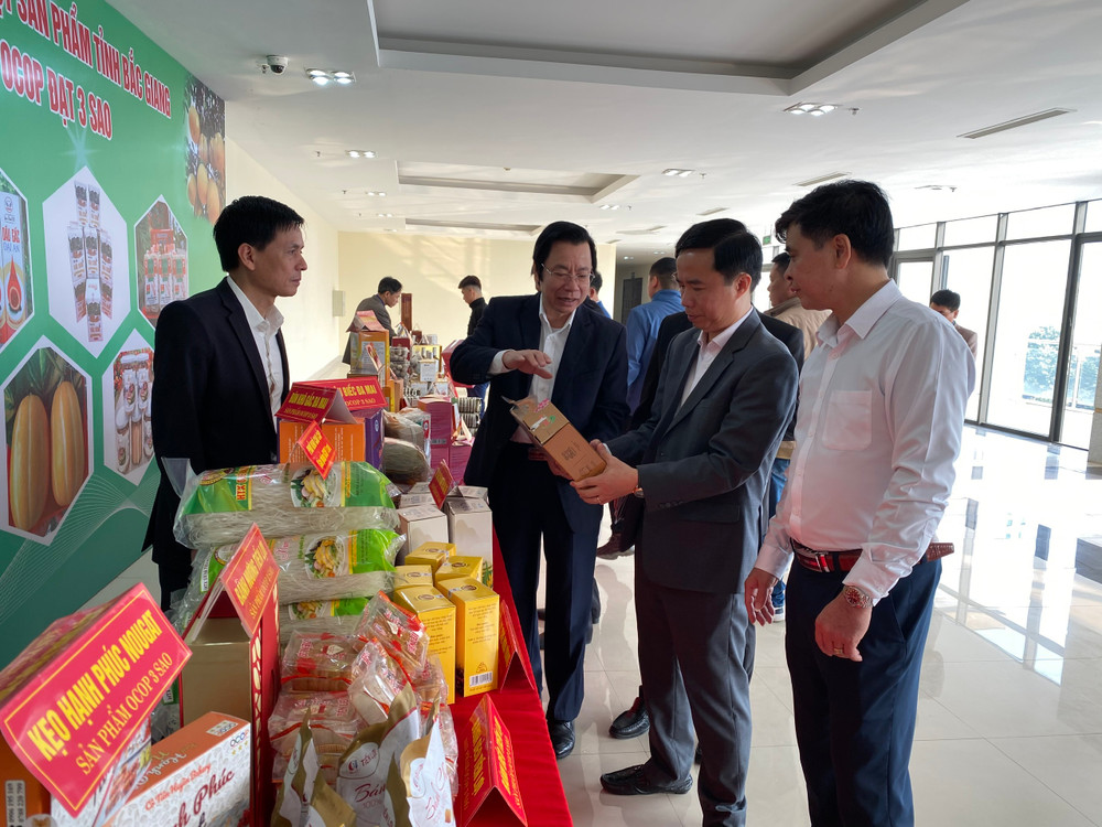 Các đại biểu tham quan gian hàng OCOP tại hội nghị.