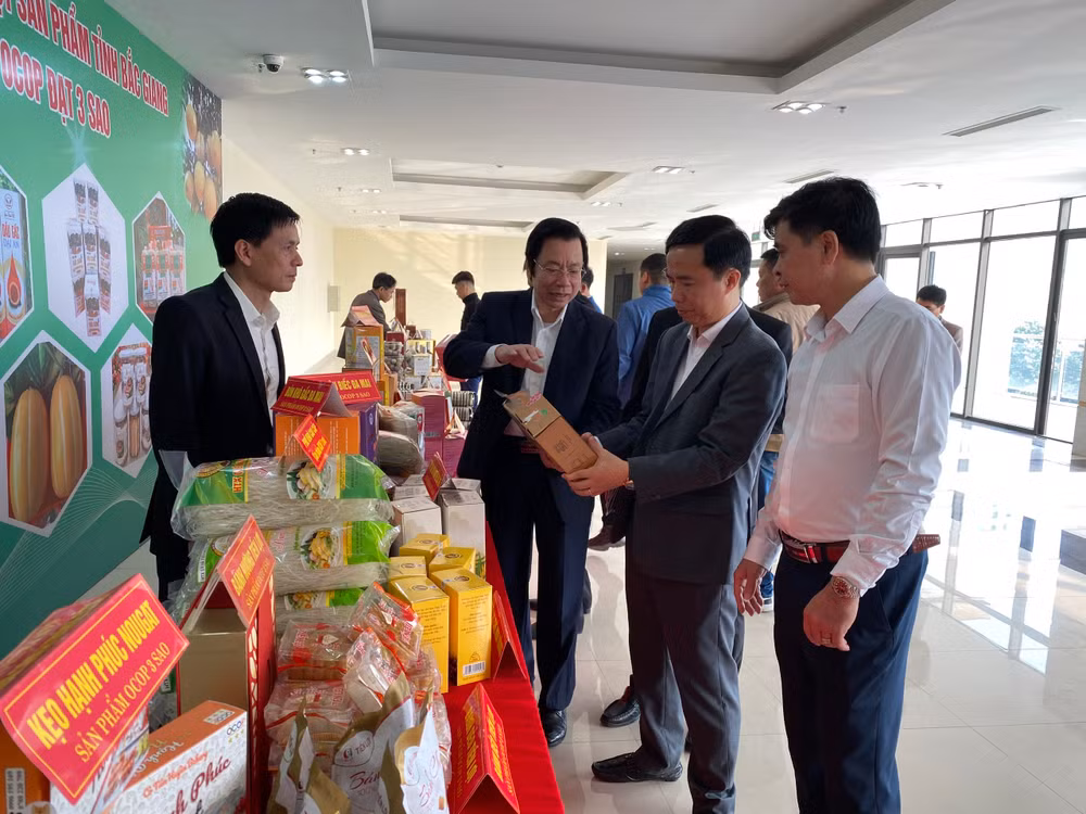 Các đại biểu tham quan gian hàng OCOP tại hội nghị.