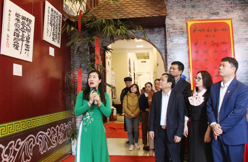 Các đại biểu tham quan trưng bày cổ vật, hiện vật tiêu biểu thời Lý-Trần. Ảnh: THU THỦY