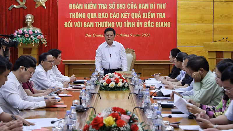 Đồng chí Nguyễn Trọng Nghĩa phát biểu tại buổi làm việc.