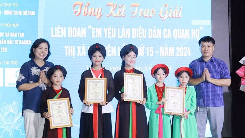 Ban tổ chức trao giải cho các giọng ca tại liên hoan.