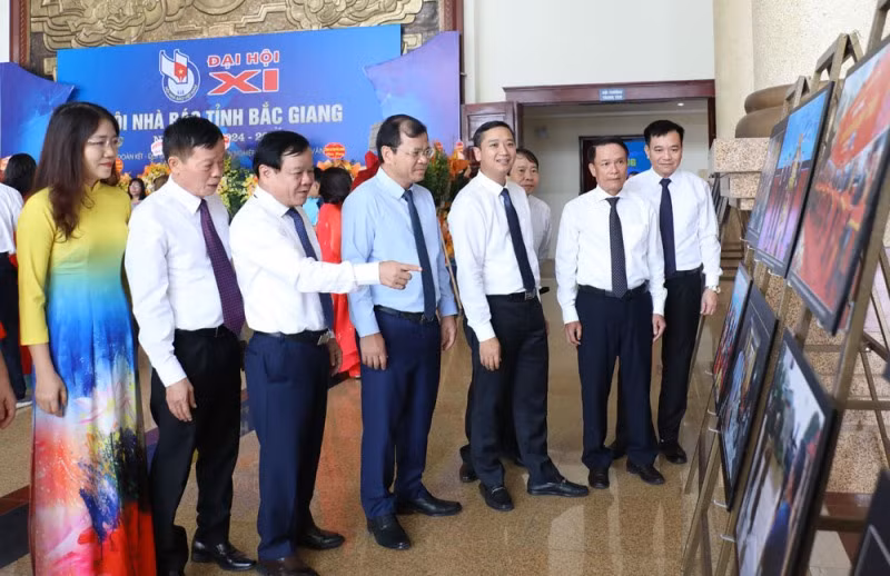 Các đại biểu tham quan trưng bày ảnh tại đại hội.