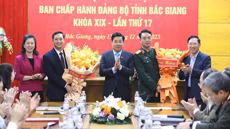 Các đồng chí Thường trực Tỉnh ủy tặng hoa chúc mừng đồng chí Nguyễn Việt Oanh và Đại tá Phạm Văn Tạo.