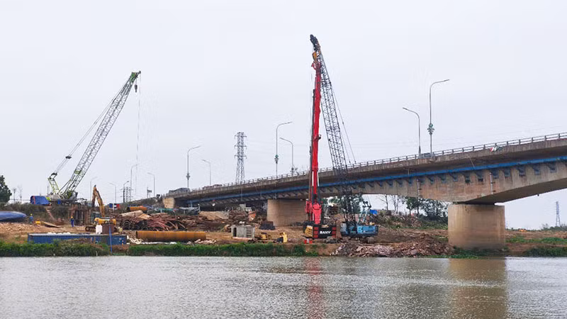 Thi công cầu Xương Giang mở rộng.