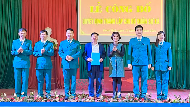 Đảng ủy xã Đoan Bái (Hiệp Hòa) công bố Quyết định thành lập Chi bộ Quân sự xã.