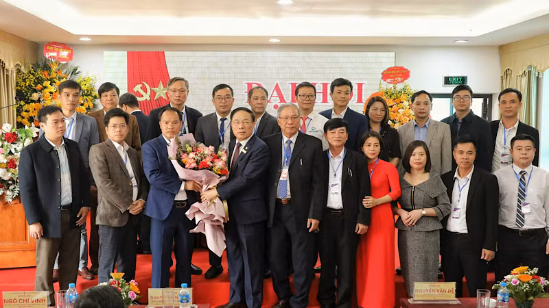 Ra mắt Ban chấp hành Hội Y tế Tư nhân tỉnh Bắc Giang tại đại hội.