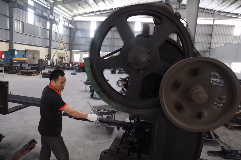 Làm việc tại nhà máy sản xuất xe rùa giúp nhiều gia đình có thu nhập khá giả.
