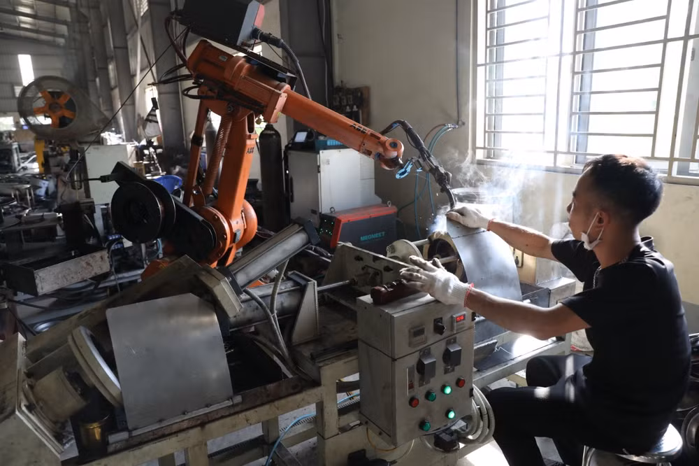 Robot hàn tự động được anh Hùng áp dụng trong sản xuất