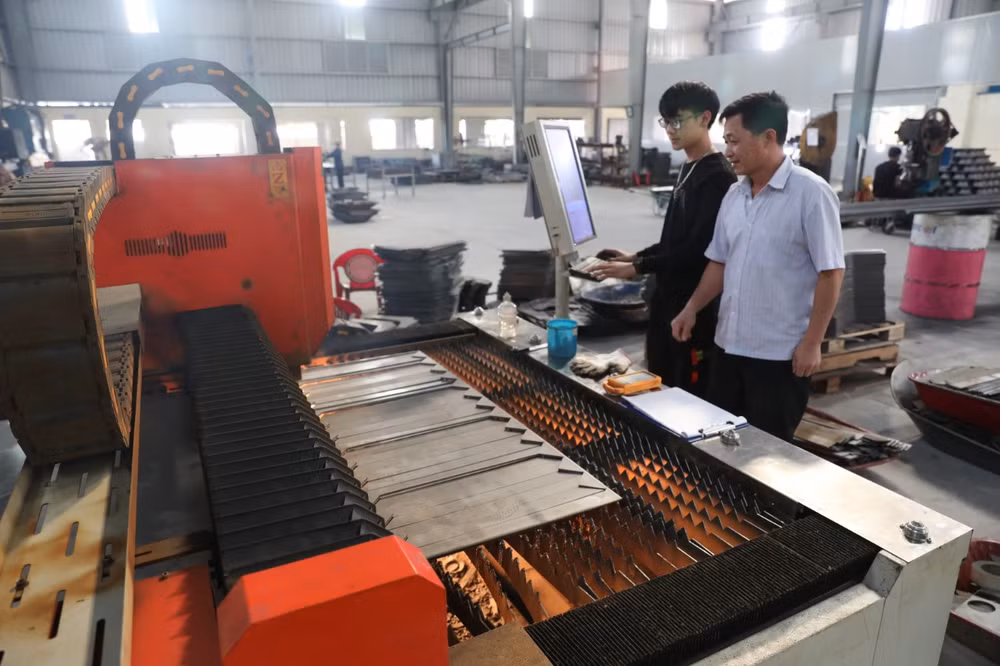 Nhiều máy cơ khí hiện đại được anh Hùng trang bị cho sản xuất.